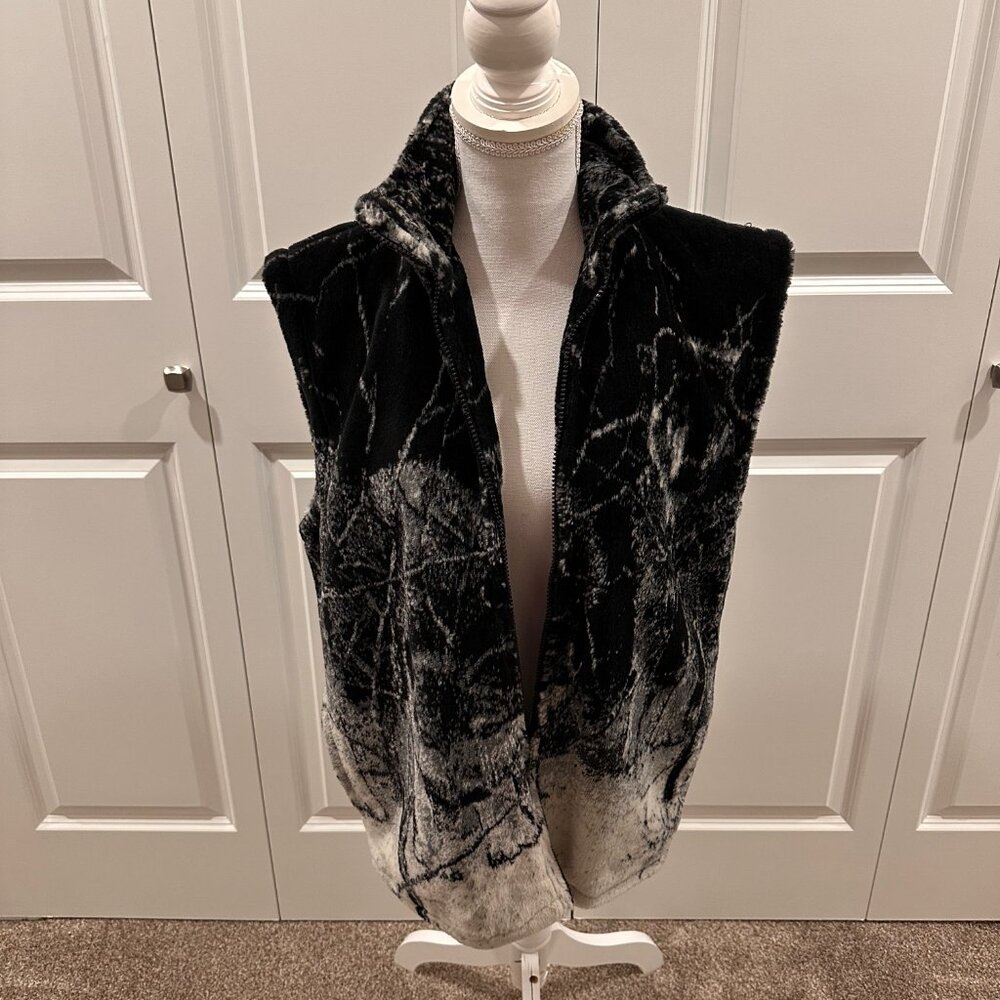 Glacier Gear Outdoor vest size medium with wolf detail pattern on back, zip-up